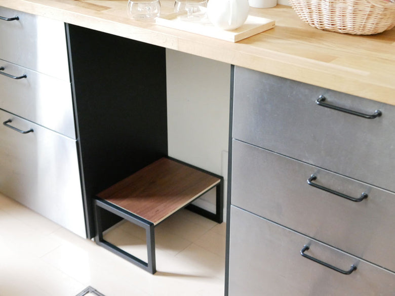 スチールフレームと木製天板のタワー踏み台