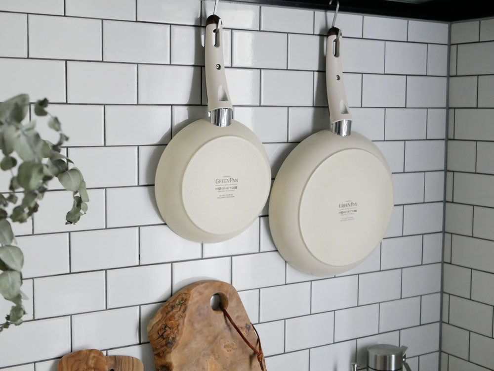 GREEN PANのウッドビーシリーズ、セラミックコーティング28cmフライパン、エッグパン、キャセロール鍋、ガラス蓋がセットになったデザイン性の高いキッチン調理器具セット。