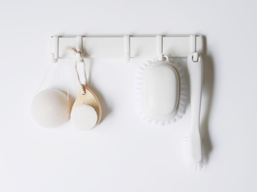 5連マグネットフックに調理器具が掛かっている