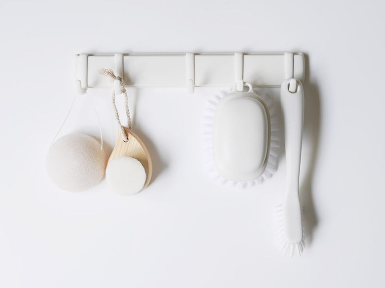 5連マグネットフックに調理器具が掛かっている