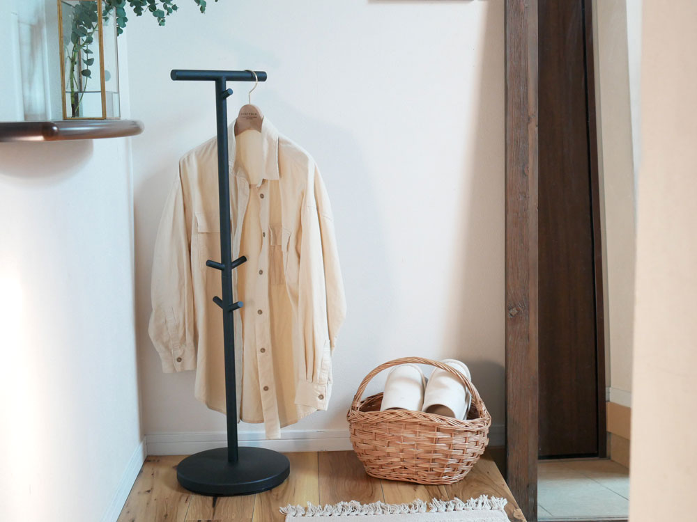 スマートブランドのスチール製ランドセルスタンド。高さ100cmで約10kgのランドセルを安定して収納できるシンプルなデザイン。簡単に組み立て可能。