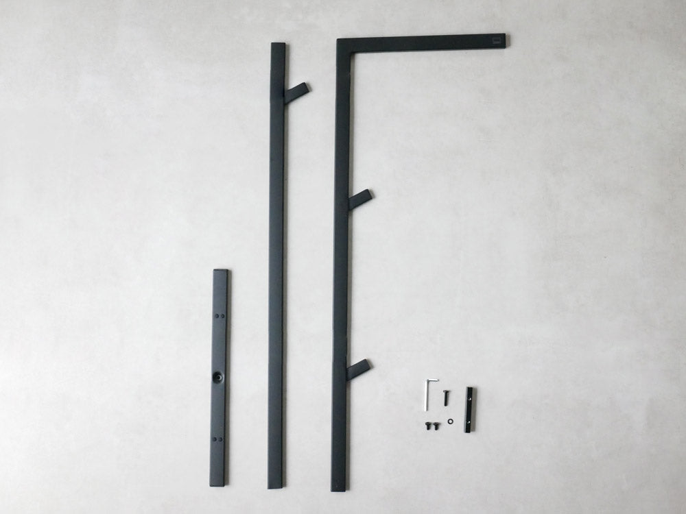 LINE/Yamazakiブランドのスリムコートハンガー。高さ160cm、スチール製で滑り止めシリコーンキャップ付き。狭いスペースに最適なデザイン