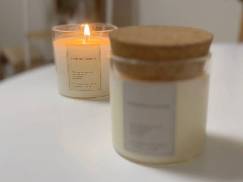is amuletのアロマキャンドルが灯っている写真