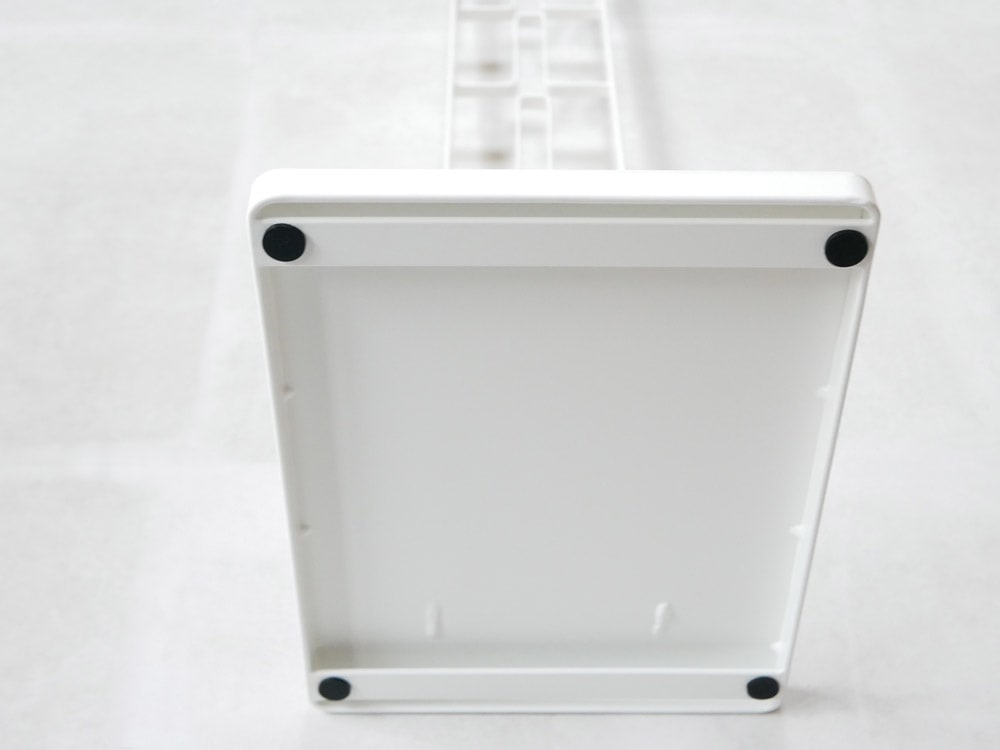 tower製コードレスクリーナースタンド。スチール製で高さ127cm、ダイソンコードレスハンディークリーナーに対応、壁掛けブラケット付き