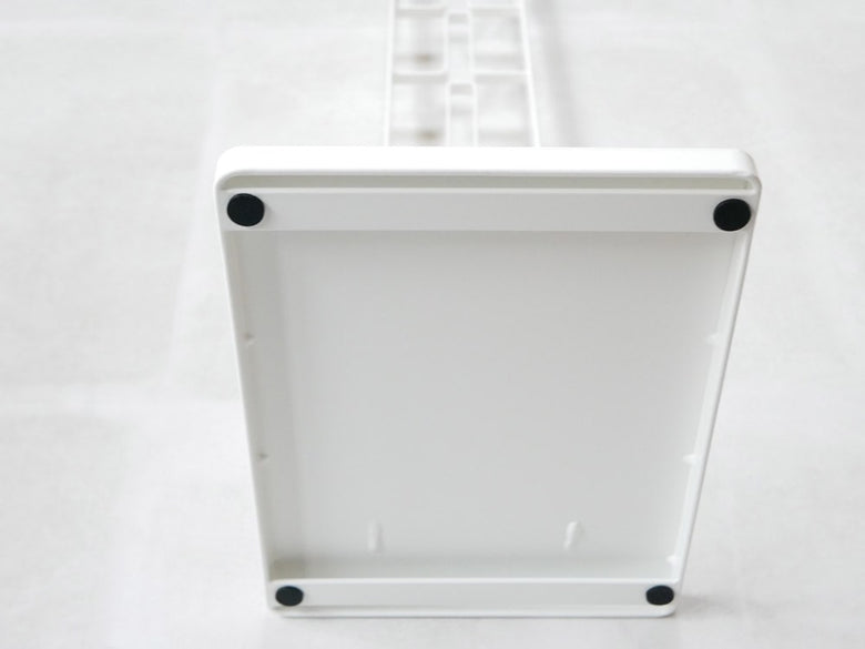 tower製コードレスクリーナースタンド。スチール製で高さ127cm、ダイソンコードレスハンディークリーナーに対応、壁掛けブラケット付き