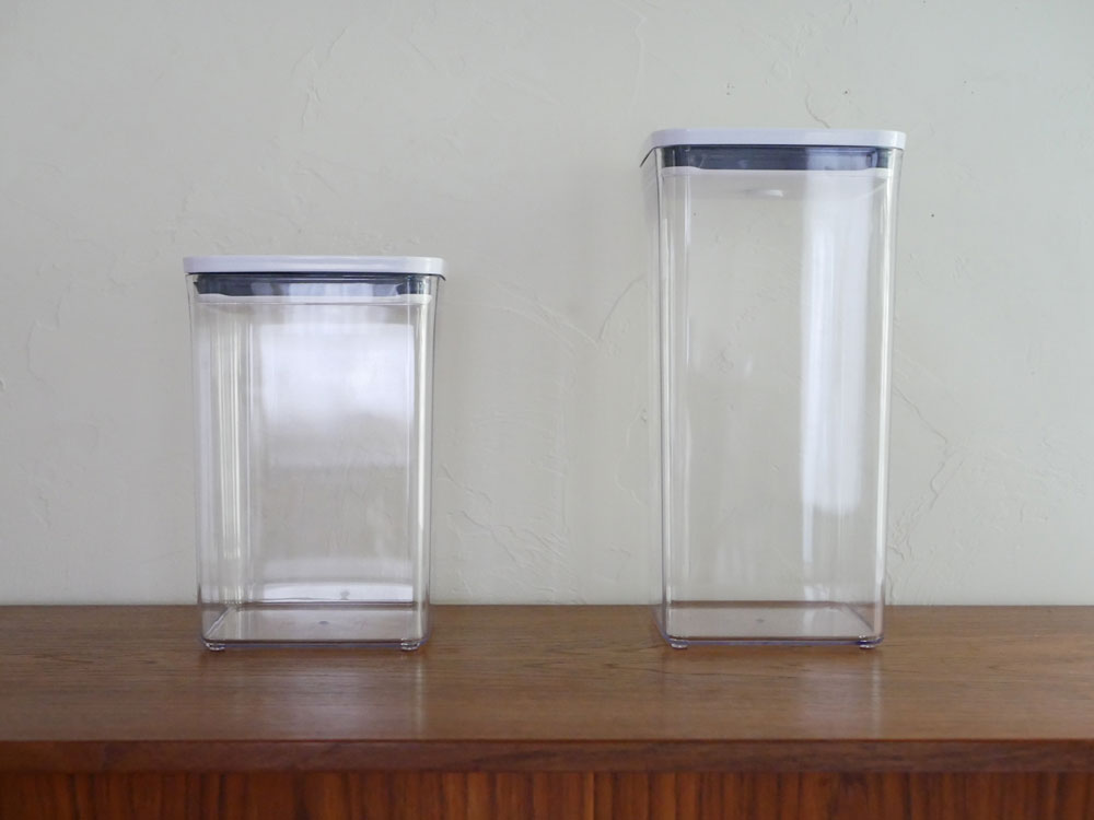 OXOオクソーPOP2シリーズの透明なプラスチック製食品保存容器と蓋が整然と並べられたセット
