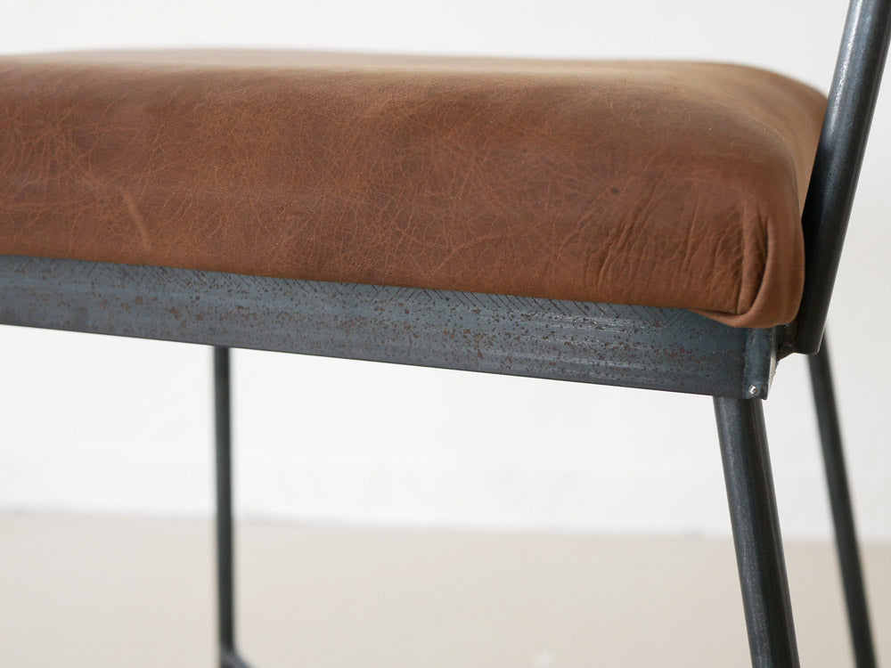 SIKAKU四角商店のLUCYダイニングチェア。クリアラッカー仕上げのクロカワ鉄フレームにレザー座面とオーク木材を使用したシンプルでモダンなデザイン。