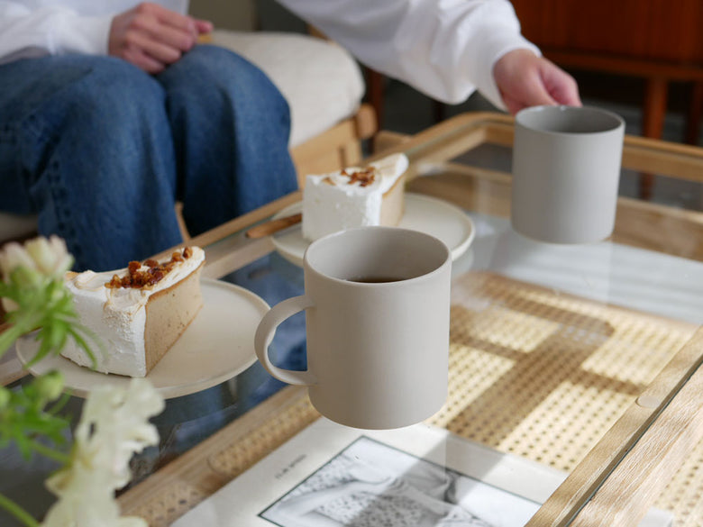 MOHEIMブランドの手作りセラミックマグカップ。食洗機と電子レンジに対応したシンプルなデザインです。