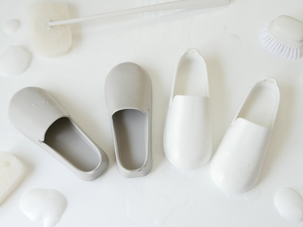 マーナの白いプラスチックスリッパ