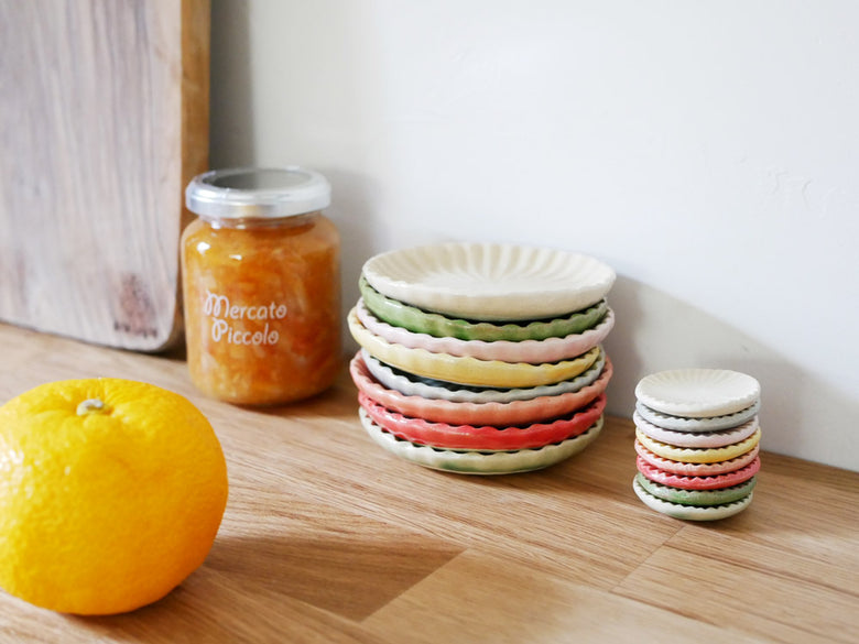 俊峰陶苑製の花あかり角小皿。手作りの自然な陶器で、個々に異なる風合いが特徴です。