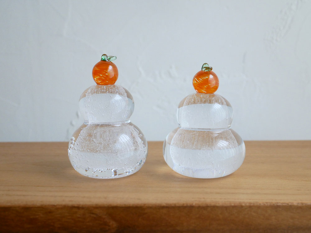 【硝子屋 PRATO PINO】ガラスの鏡餅が飾り台に載せられ、木箱と共にセットされた商品画像