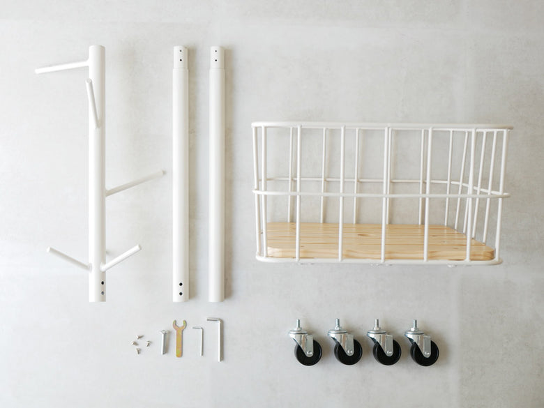 スチールフレームと木製底板のポールハンガー