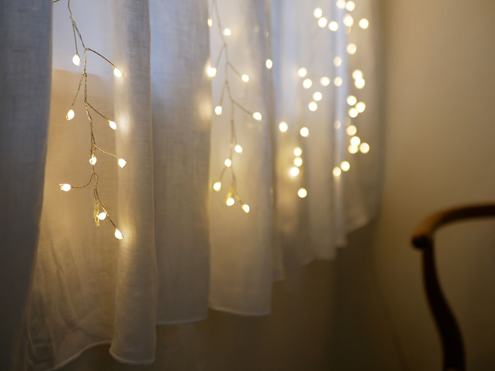 ホーンプリーズ製LEDライトワイヤーデコレーションラインアップS、幅100cm×長さ120cm、240個のLEDが点灯