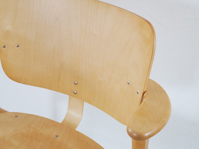 Artekのフィンランド製ドムスチェア、ハニーステイン仕上げのバーチ材を使用したデザイン性の高い木製椅子