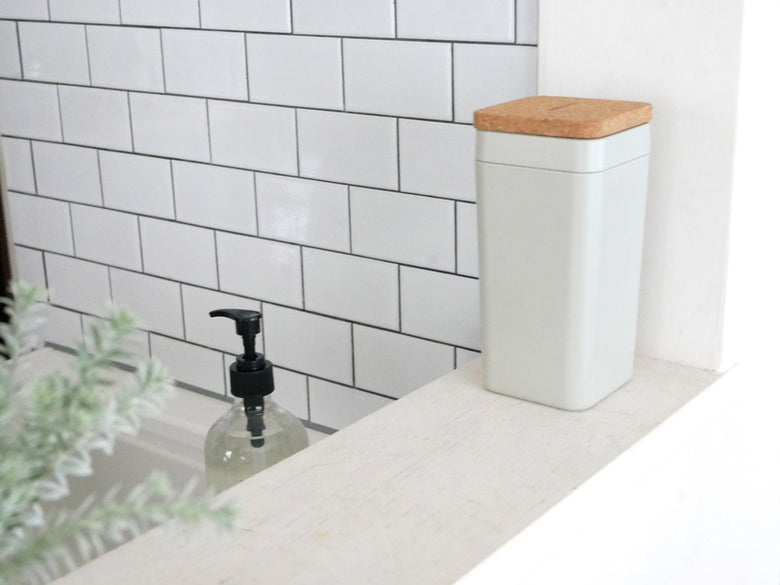 sarasa designのシリコン蓋付きウェットティッシュスタンドの製品画像。ABSとシリコンで作られたスタイリッシュなデザイン。