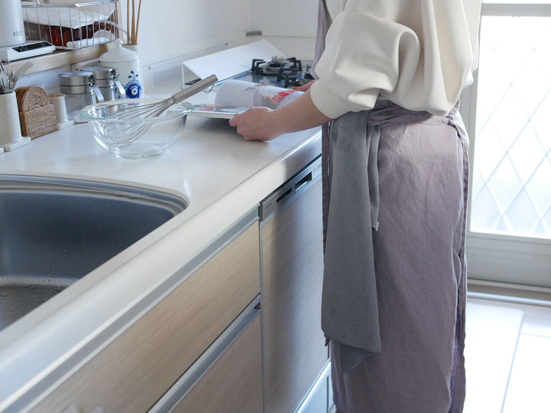 キッチンのシンクとカウンタートップに置かれたバーディサプライのキッチンタオル