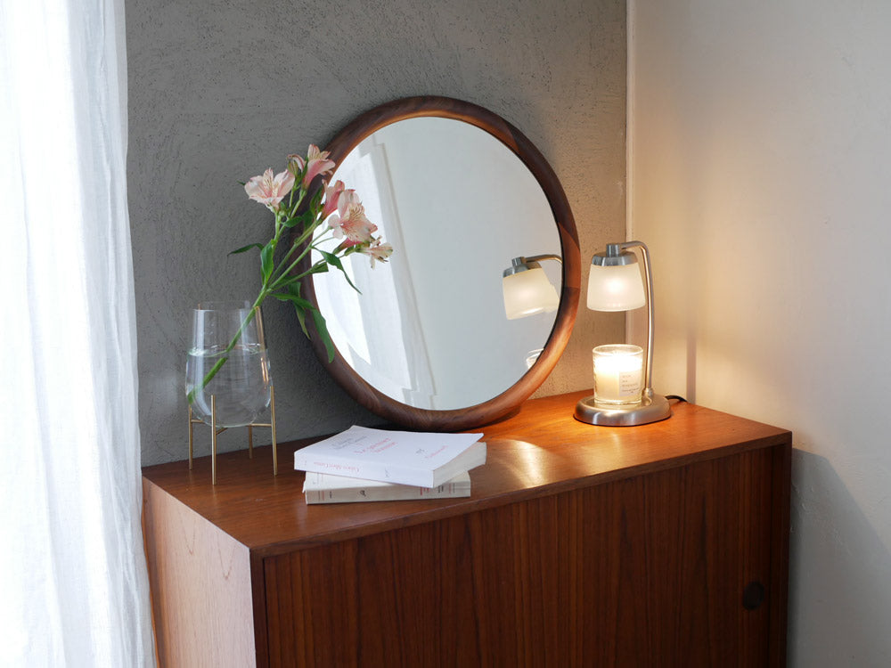 NOWHERE LIKE HOMEのオーク無垢材とミラーで作られたラウンドミラーが、明るい室内の壁に掛けられている