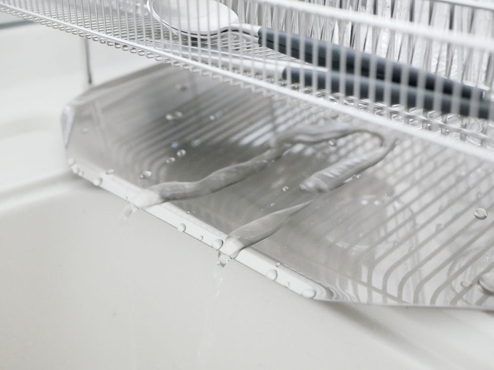 la baseの日本製18-8ステンレス製水切りかご3点セット。シリコーンゴム足付きかご、ステンレスポケット、水切りトレーが含まれたキッチン用品