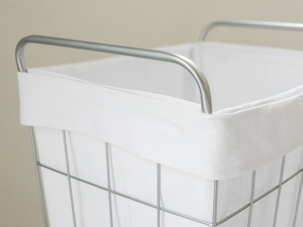 白色のBRIDランドリーストレージスクエア45L、メッシュ素材とハンドル付きの収納バスケット