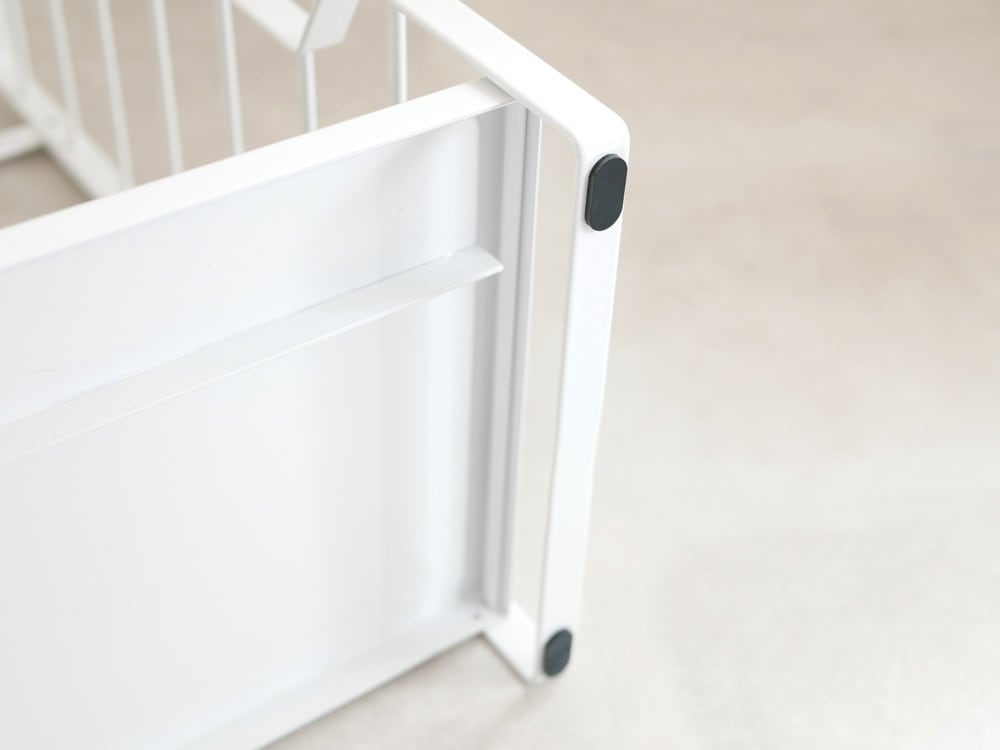 YAMAZAKI/towerのスチール製コンロ奥ラック。幅79cm、高さ46cmでシリコーンマットとABS樹脂製カトラリーポケットを備えたキッチン収納用品。