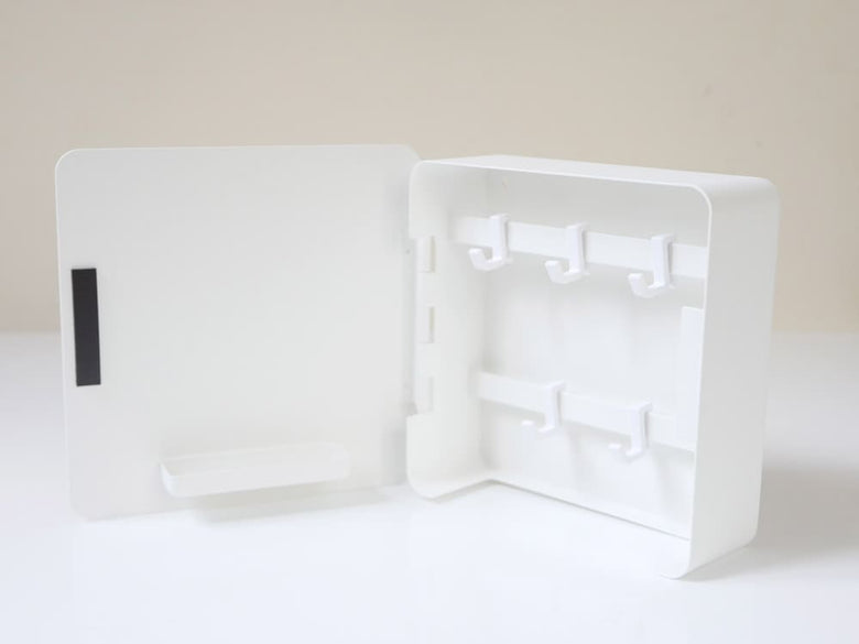 2段マグネットキーフックが壁に取り付けられている