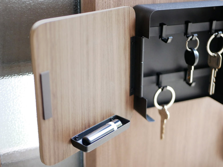 2段マグネットキーフックが扉に取り付けられている様子