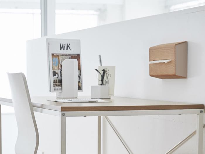 オフィスデスクに置かれたideacoのWALLティッシュケース