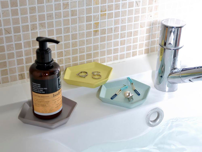 洗面台に設置されたイデアコのシマモリプレート