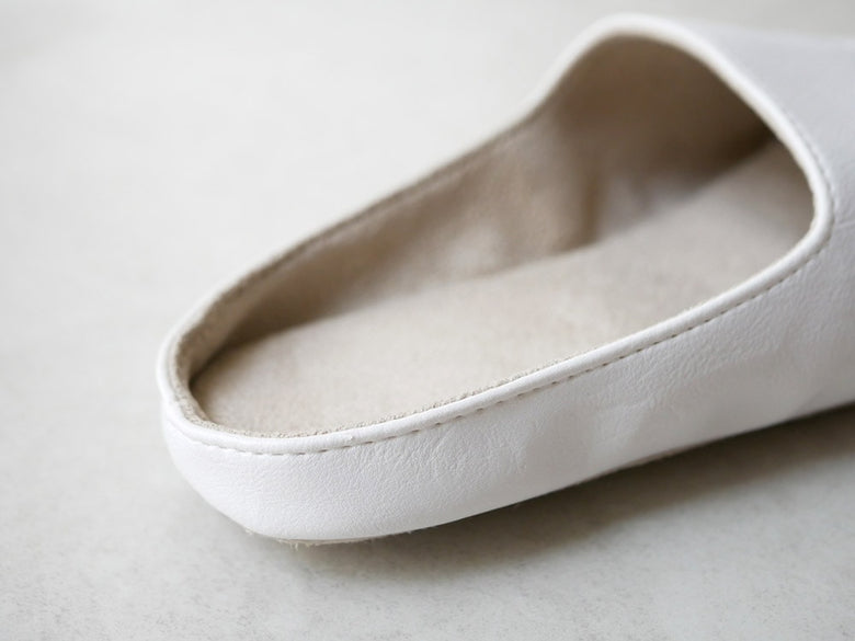 サラサデザインの白色バレエフラットルームシューズ、合成皮革とシルバーの装飾が特徴