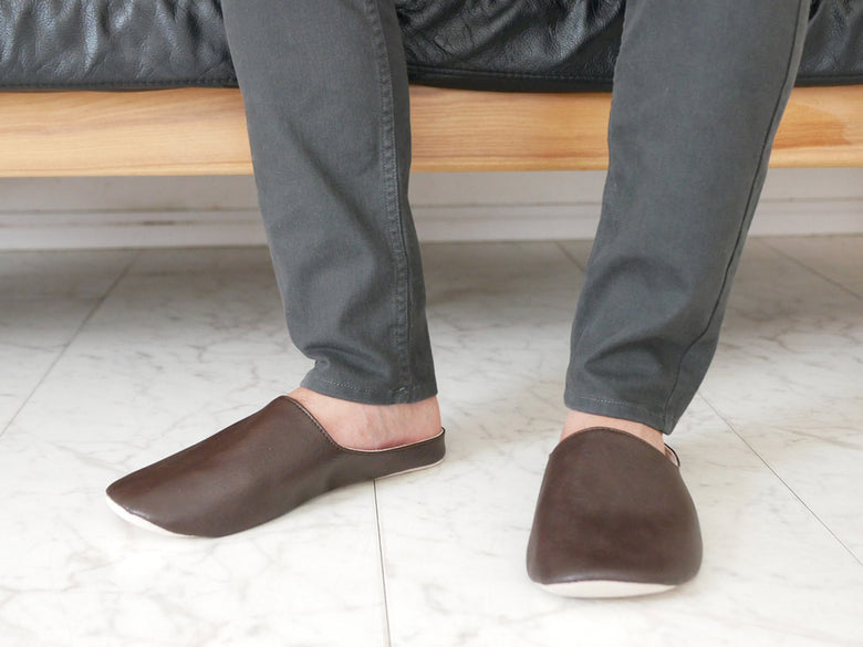 サラサデザインの黒と茶色のスエードアンクルルームシューズ、プレーンステッチデザイン