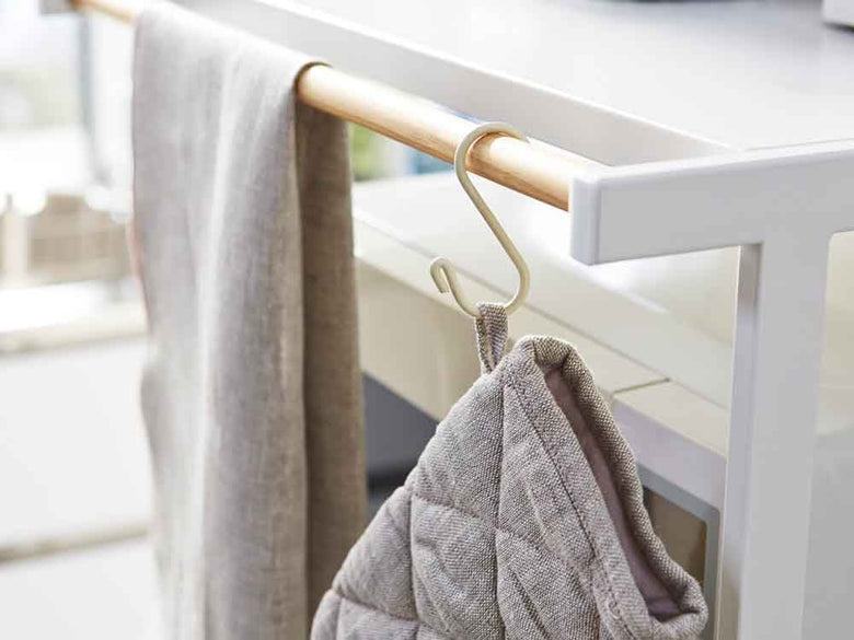 YAMAZAKI/towerブランドのゴミ箱上ラック、天然木ハンガーバーと複数のスチール製棚を備え、タオルや家庭用品を収納可能