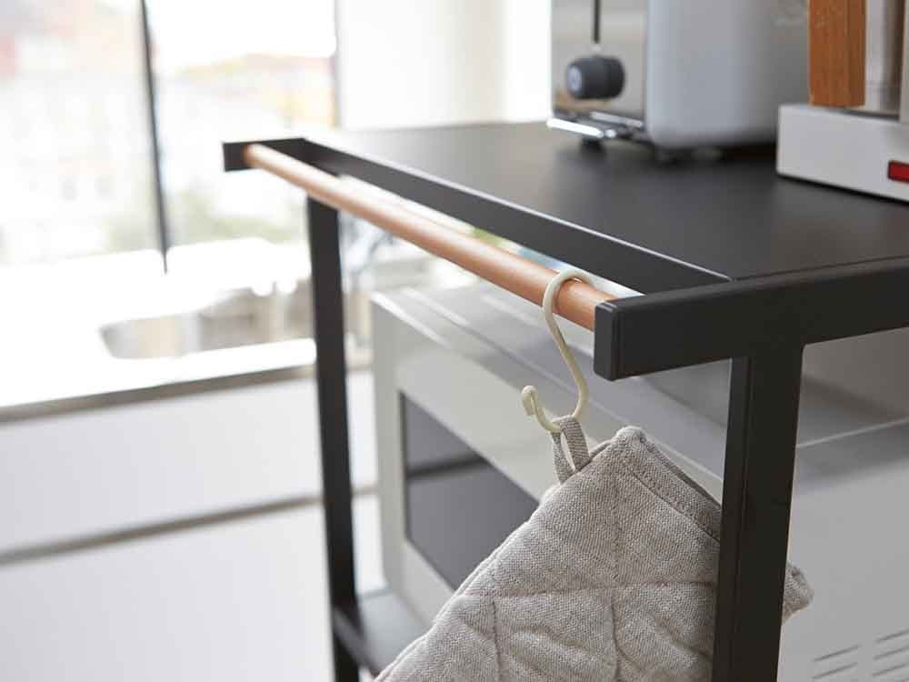 YAMAZAKI/towerのスチール製ゴミ箱上ラック、高さ130cm、天然木ハンガーバー付き