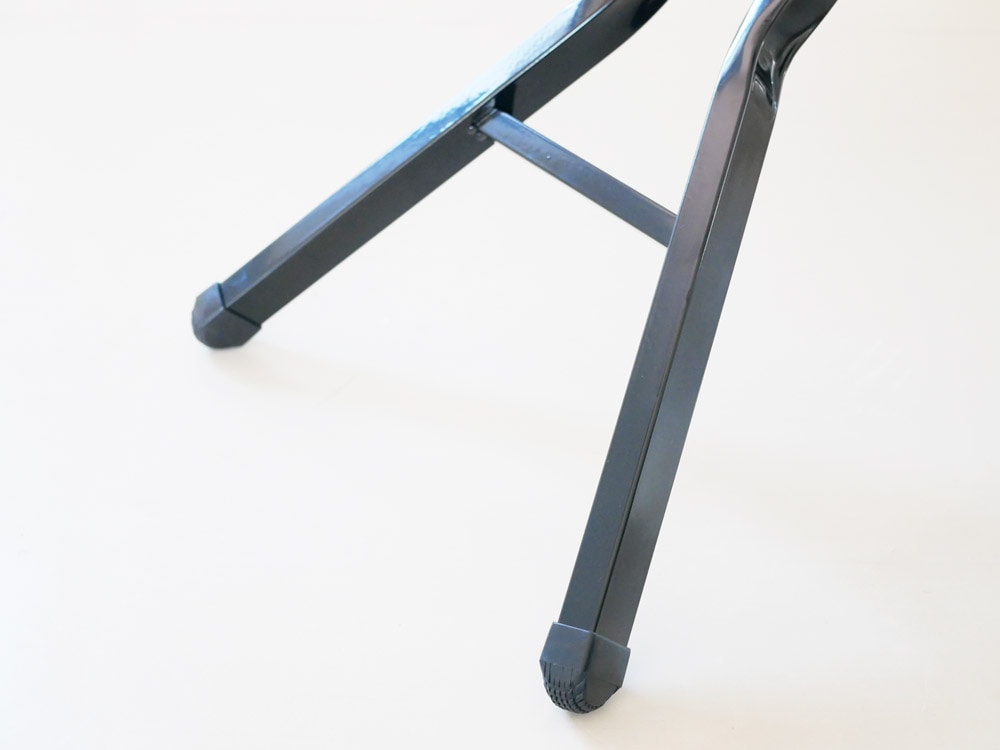 YAMAZAKI/toscaブランドのスタンド式アイロン台。スチールとアルミニウム製の本体に麻・綿の表面布を使用し、天然木のバーと脚が特徴的なデザイン