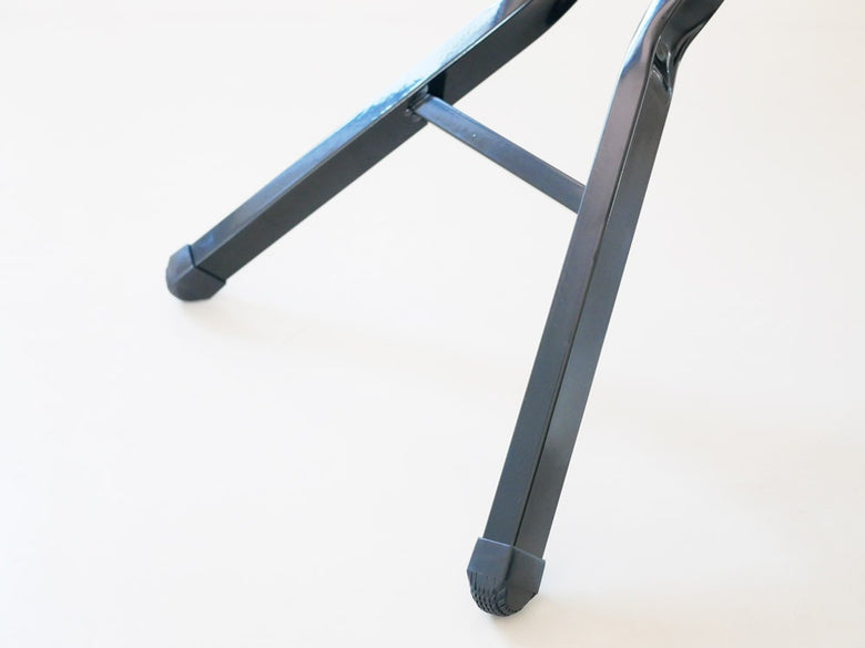 YAMAZAKI/toscaブランドのスタンド式アイロン台。スチールとアルミニウム製の本体に麻・綿の表面布を使用し、天然木のバーと脚が特徴的なデザイン