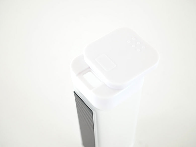 towerブランドの黒いマグネットスパイスボトル