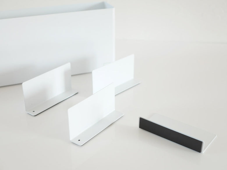 シンク下に置かれたタワー仕切り付きワイドラック