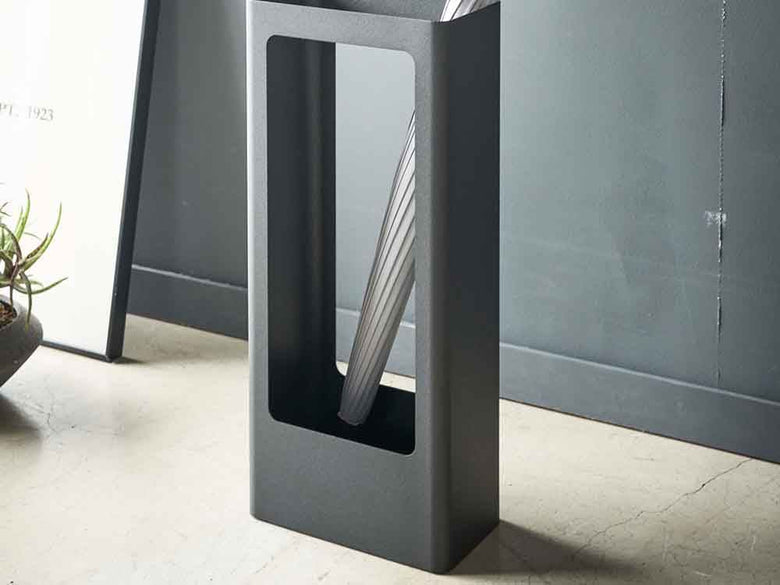 銀色デザインのYAMAZAKIタワースリム傘立て