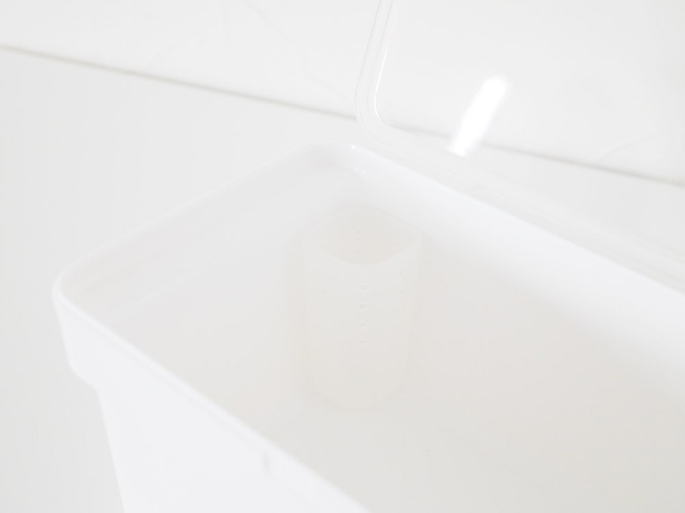 白いプラスチック製の密閉ぬか漬けケースと水取り器