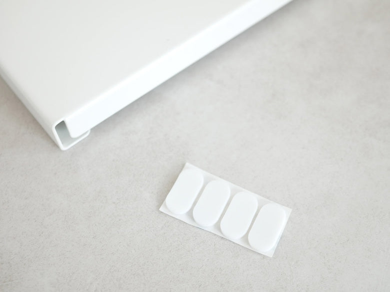 白色の洗濯機防水パン上ラック