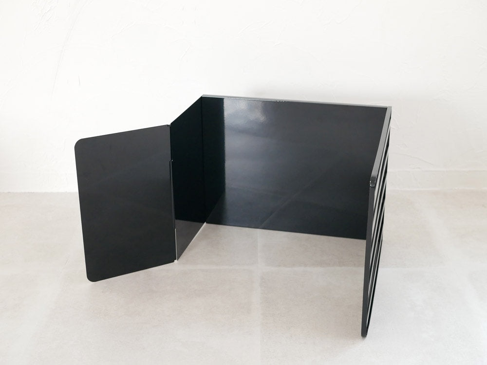 YAMAZAKI/towerの伸縮レンジガードがキッチンに設置されている