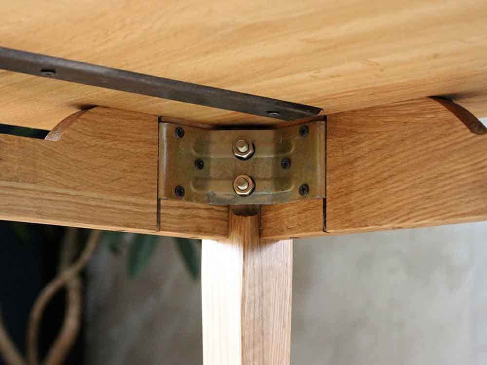 アデペシュのオーク無垢材製ソロダイニングテーブル