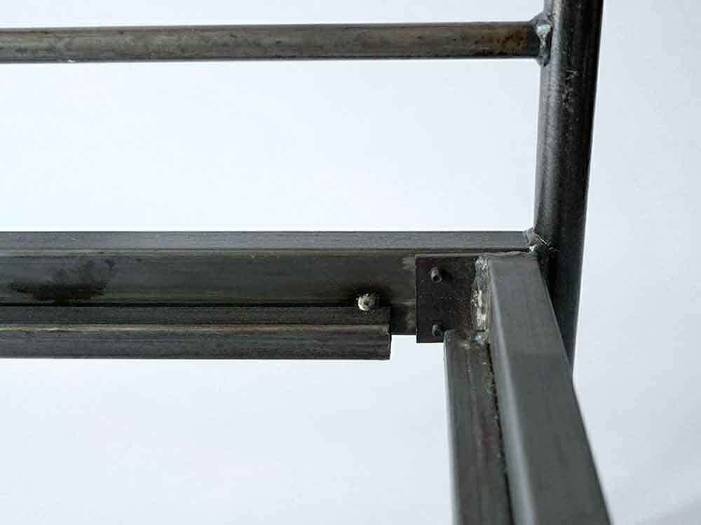 アデペシュの鉄製ベッドフレーム