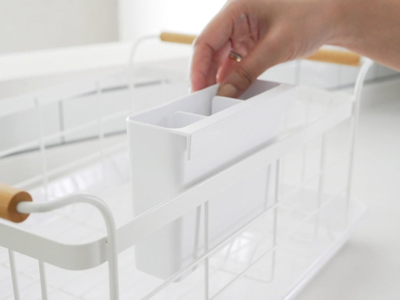 キッチンの棚に置かれたYAMAZAKI製トスカ水切りバスケット