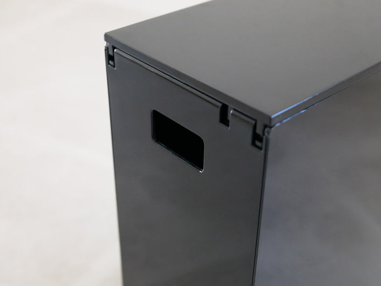 YAMAZAKI/towerの灰色プラスチック製ペダル式トイレポット。カーボンファイバー使用の電気エンクロージャーを備えています。