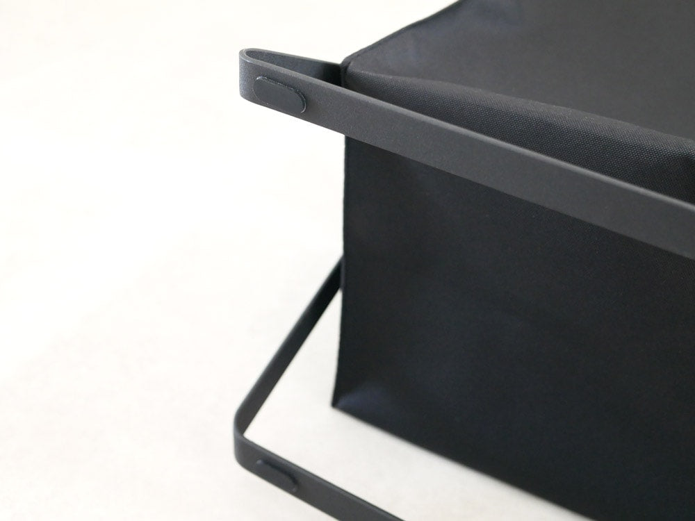 YAMAZAKI/towerの灰色プラスチック製手荷物収納ボックス、32リットル容量を示す静物写真