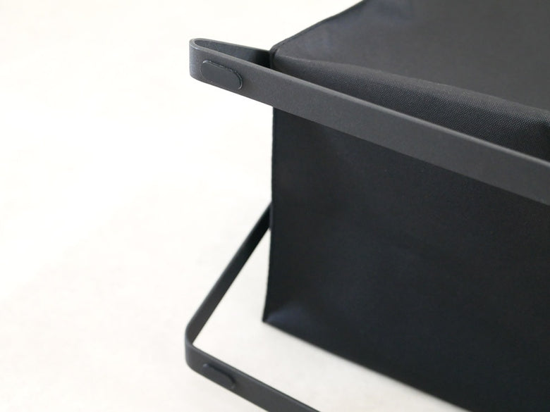 YAMAZAKI/towerの灰色プラスチック製手荷物収納ボックス、32リットル容量を示す静物写真