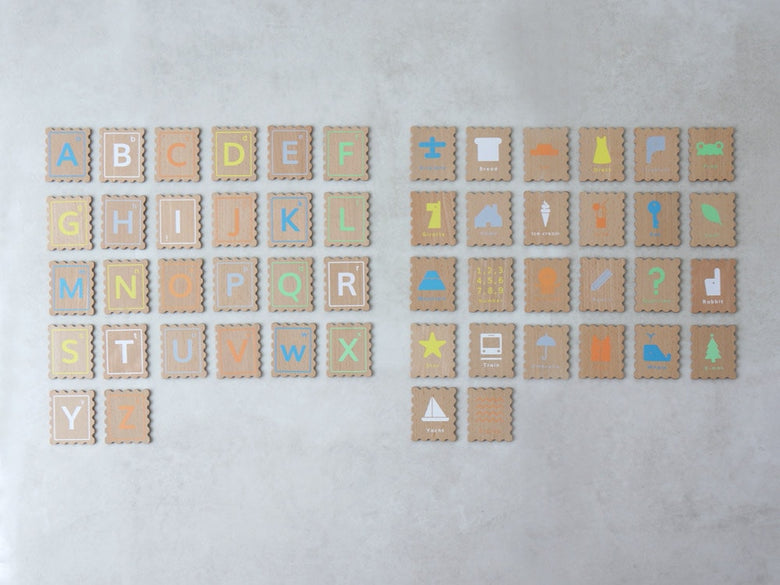 ABCスタンプの木製カードとアクリルボードに数字と三角形のシンボルが描かれたセット