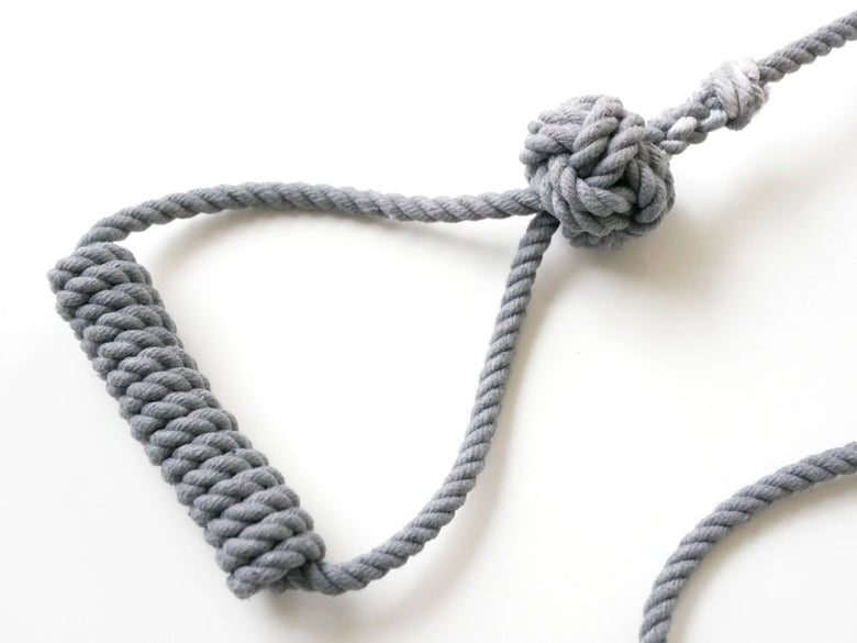 TOOLS FOR THE DOGのシルバー手染めドッグリード。結び目が特徴的なロープタイプで、小型から中型犬に適しています。