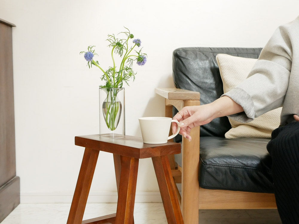 POSH LIVINGのガラス製フロートベースと観葉植物が木製のテーブル上に配置された室内インテリア