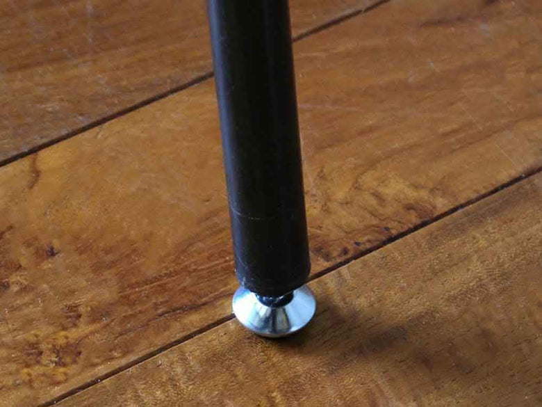 adepecheのG-knotガラステーブルと木製床